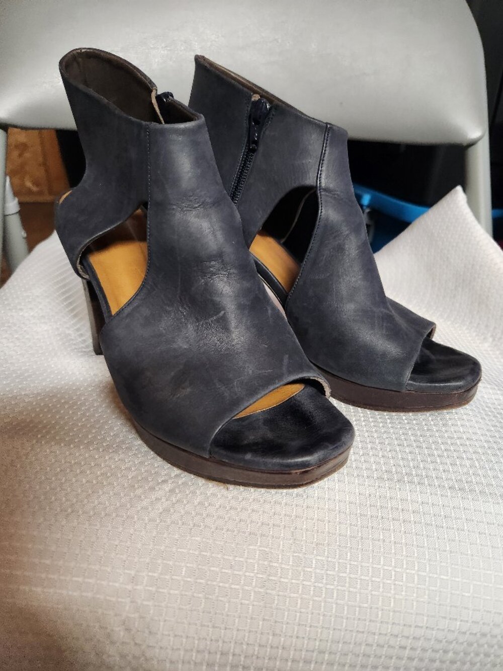 Coclico Fabiana Charcoal Leather Peep Toe Heels Sz 41 (10 Womens) MSRP $375